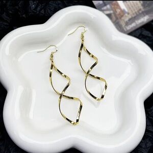 NEW Gold Swirl Dangle Earrings  Abstract Classy Minimal Dainty jewlery